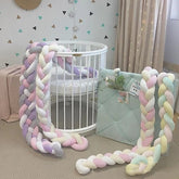 Tresse de lit bébé Nuage Chantant dans une chambre bohème aux tons doux